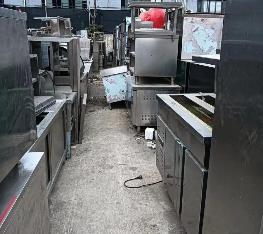 餐饮后厨油腻的油烟净化器旧设备报废
