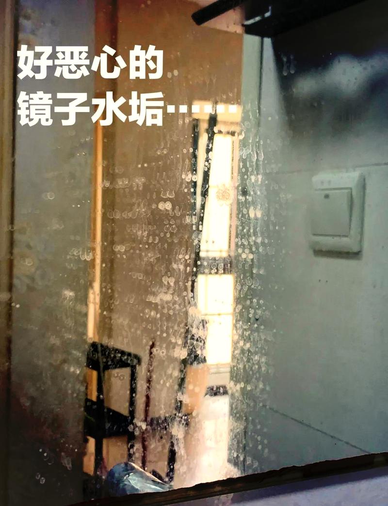 卫生间镜子映出沾泡沫嘴角实拍
