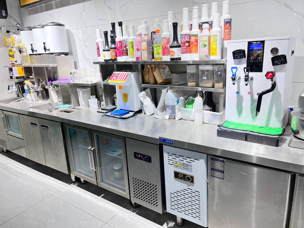 连锁奶茶店后厨原料摆放实拍