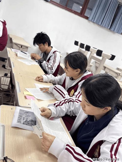 中学社团活动上学生轮流站着做三句话分享的教室场景