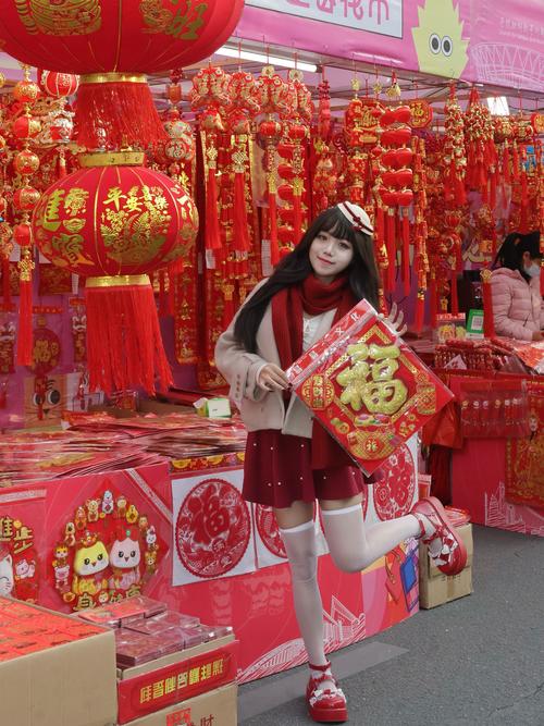 广州迎春花市年轻摊主售卖桃花造型糖霜饼干档口