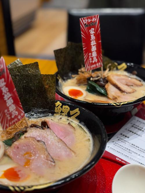 日本拉面店食客大声吸面示意尊重场景图