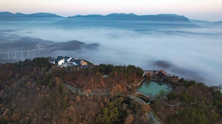 湖北南漳荆山天池高山湖远景