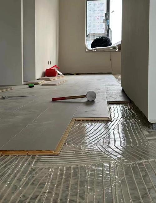 无踢脚线设计SPC地板满胶铺贴现场