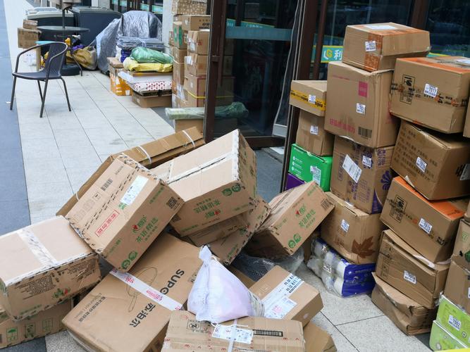 小区物业无人认领代签快递堆放实拍