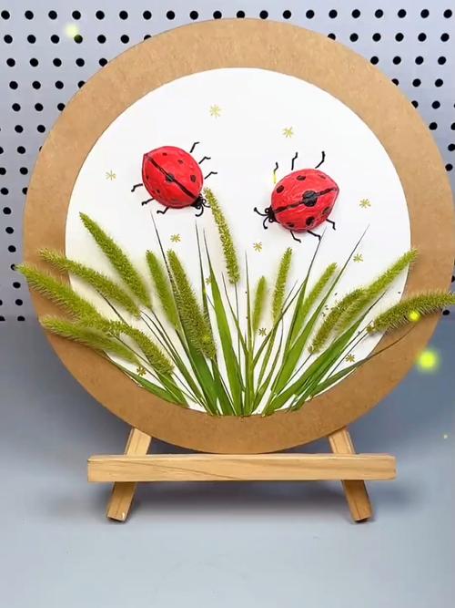 用工厂旧轴承和狗尾草拼贴的儿童手工作品