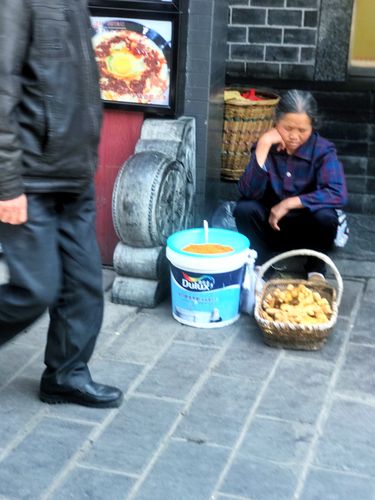 省府路防空洞入口摆凉虾摊的蓝背心老人