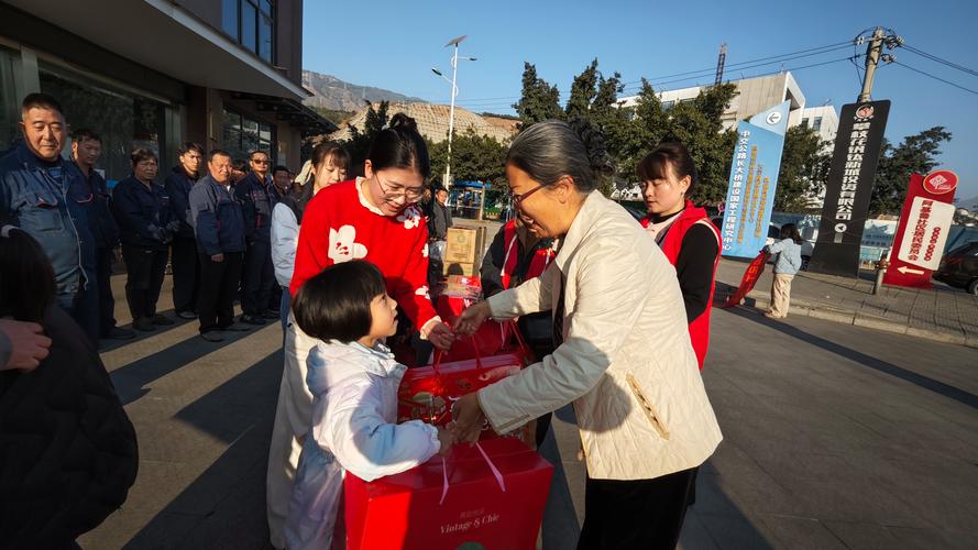 制造企业职工子女新年祝福慰问活动现场