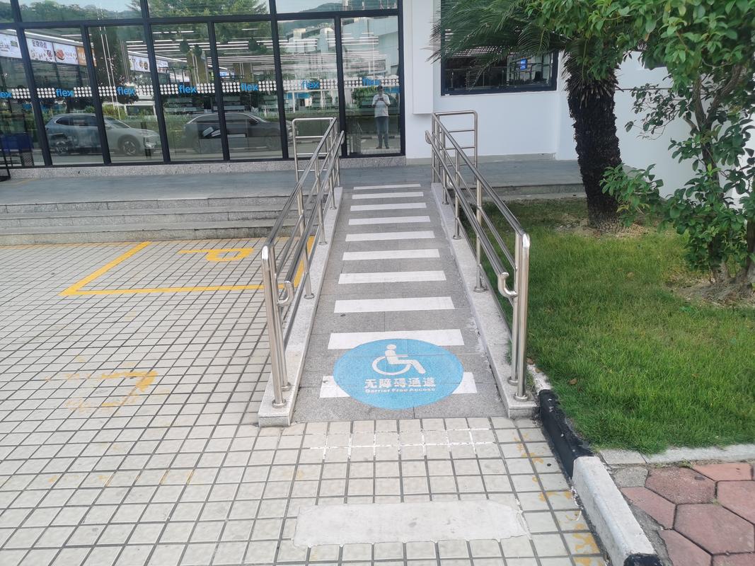 城市公共空间无障碍坡道错误设计实拍