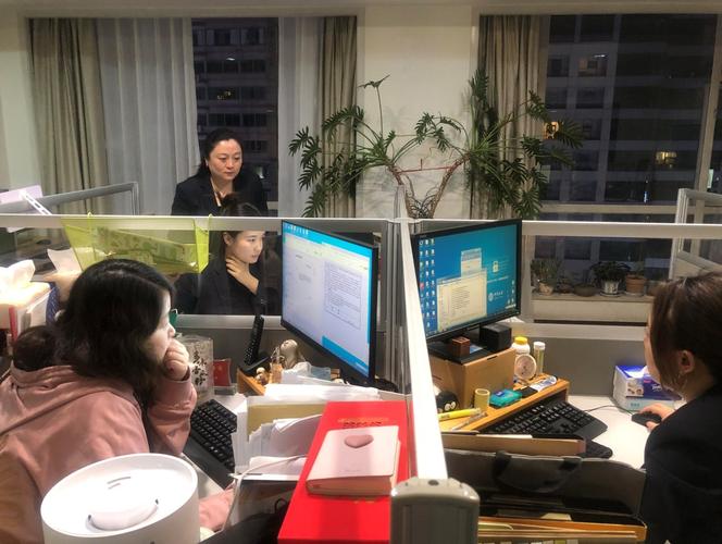 金融岗投行工位凌晨加班场景