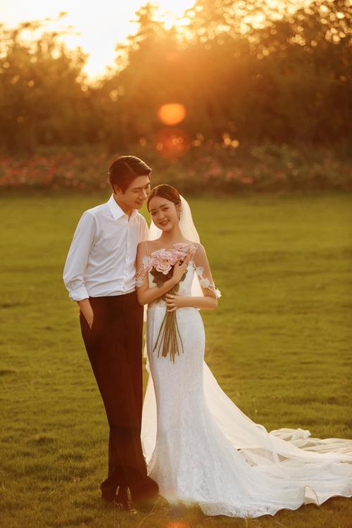 自然抓拍的法式婚纱照草坪夕阳