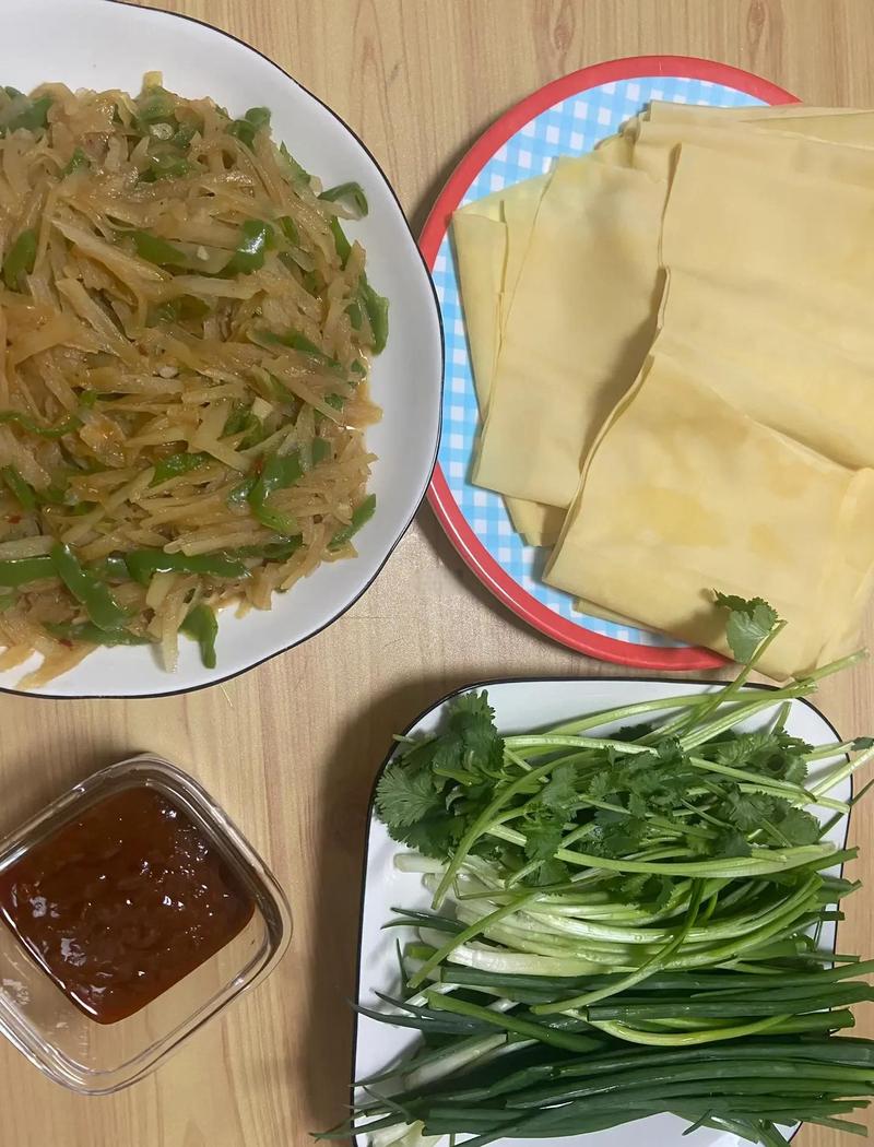 东北干豆腐卷小葱蘸大酱家常实拍