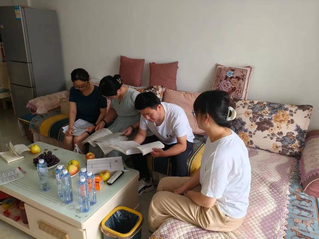 教师晚上家访出租屋与学生家长交流
