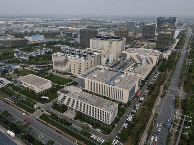 南京近郊依山而建的数据中心园区