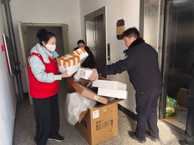 小区单元楼邻里帮忙拎重物日常