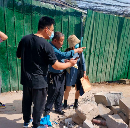 拆迁律所律师实地测量拆迁房屋面积现场