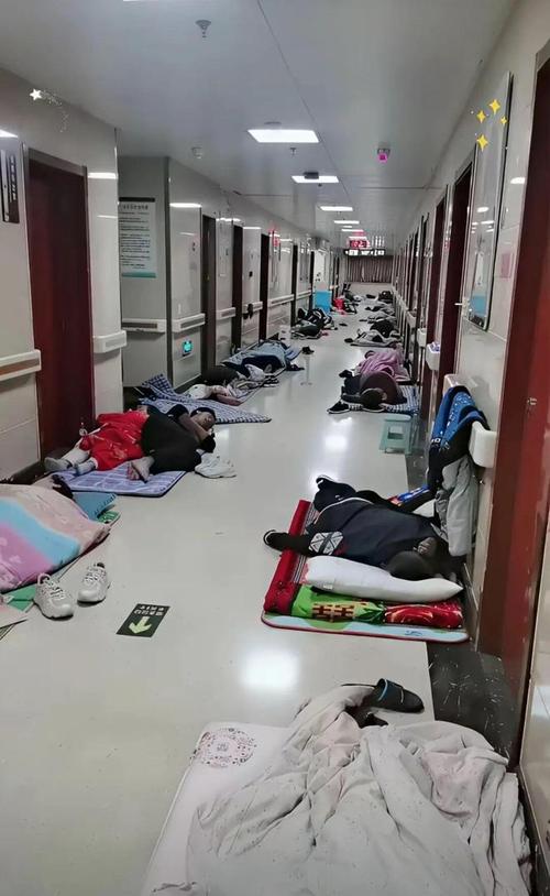 儿童血液科病房家长蹲在走廊休息的真实场景