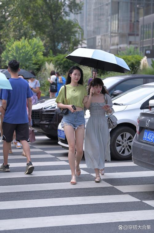 使用长焦镜头在闹市街拍行人特写