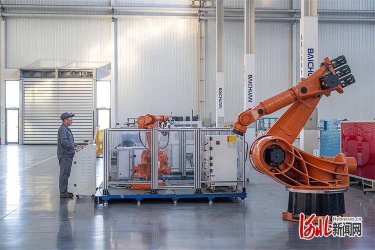 现代化中试基地内的共享生产线与工程师调试设备