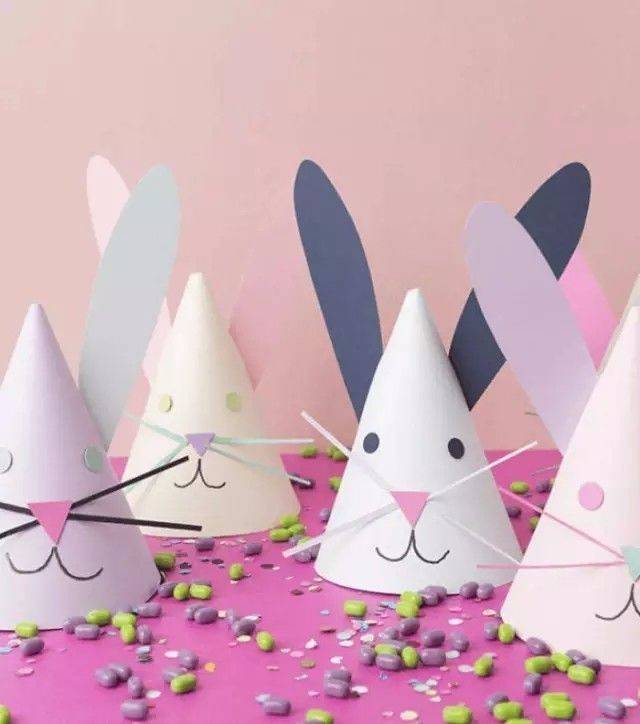 幼儿园小孩展示自己制作的不规则纸杯兔子手工