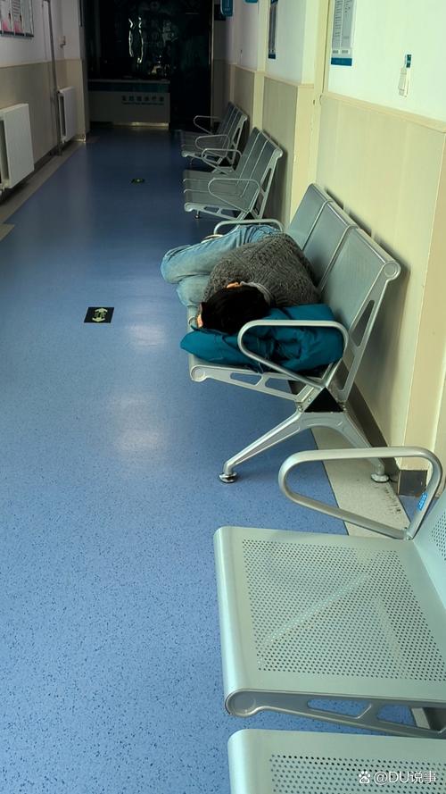 深夜市妇幼急诊走廊新手妈妈休息实拍