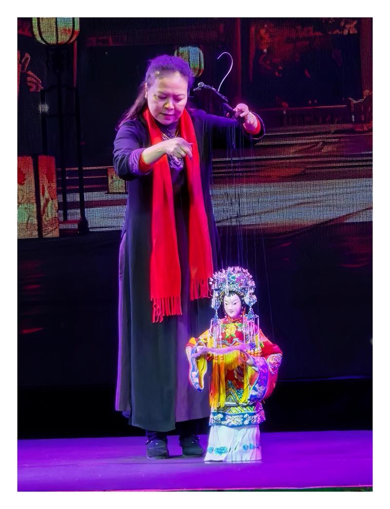 泉州提线木偶艺人手持樟木牵线板表演