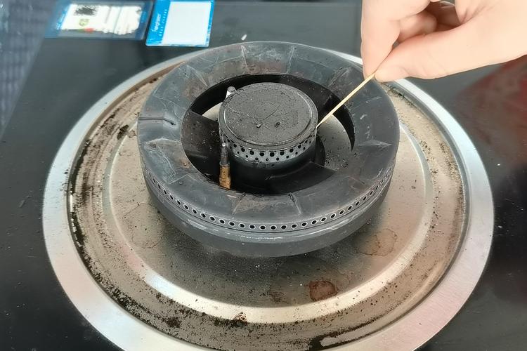 用旧牙刷清理燃气灶火盖出气孔实拍