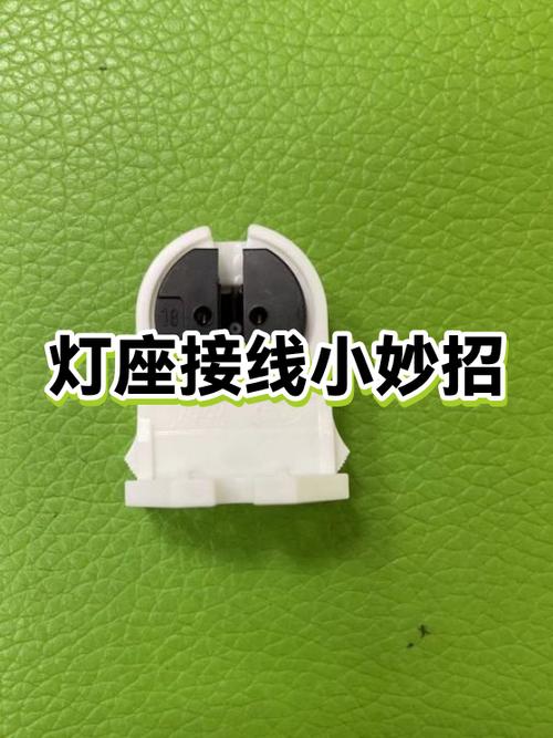 用试电笔调整灯座铜片触点
