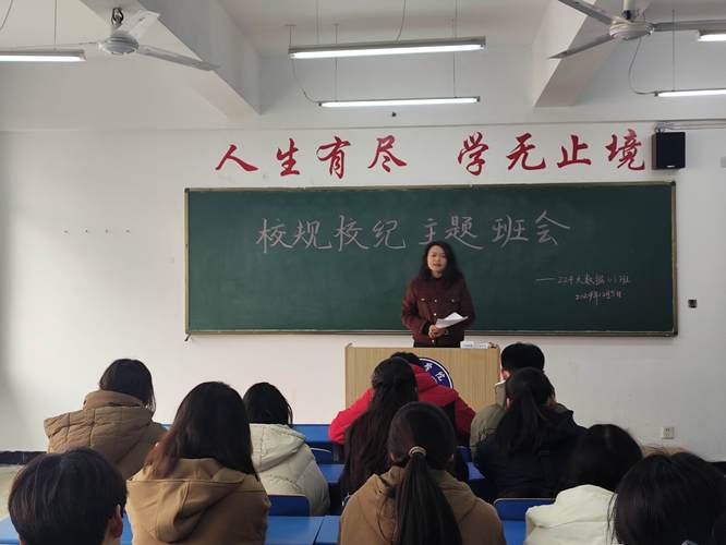 中学生参与校规修订提议讨论