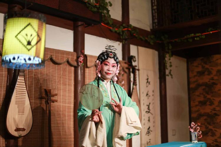 江苏昆山老巷茶社昆曲票友演唱场景