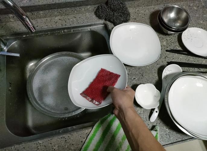 厨房正确刷洗陶瓷厨具场景图