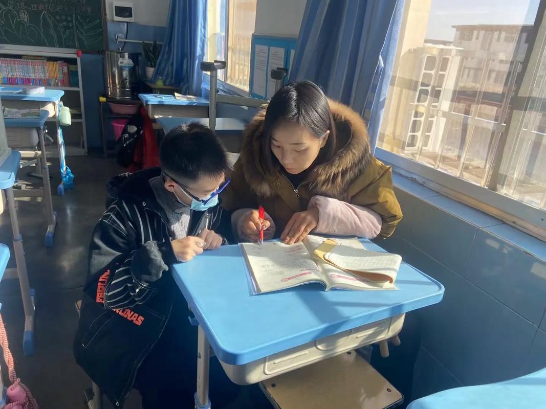 家长温柔地辅导小学生数学作业,指着课本讲解