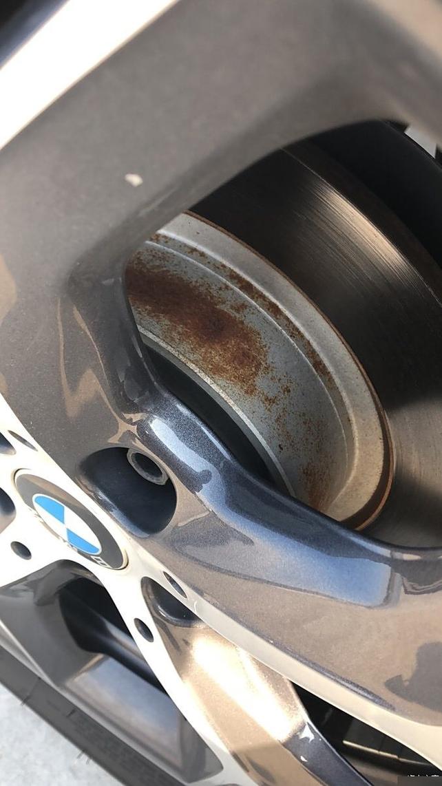 轮胎轮毂上残留的老旧平衡块特写
