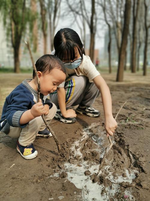 普通家庭带娃近郊森林玩泥巴亲子照