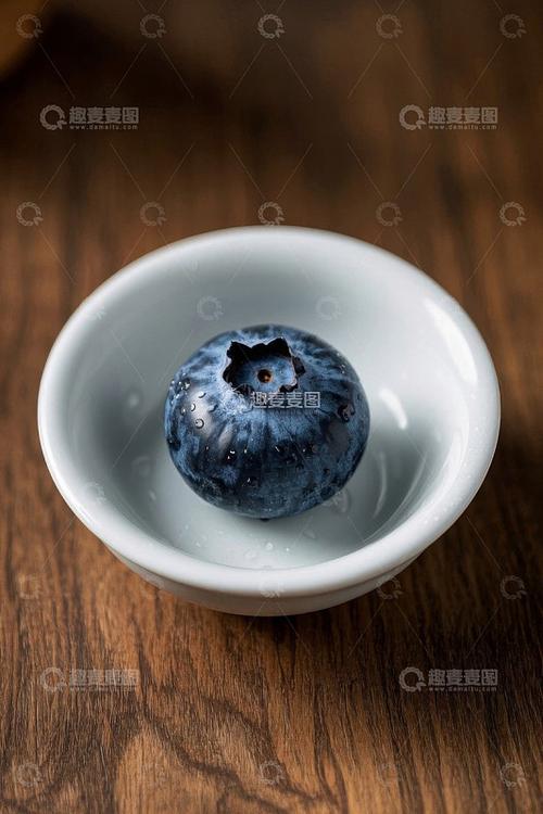 厨房水槽边带水珠的新鲜蓝莓果盘