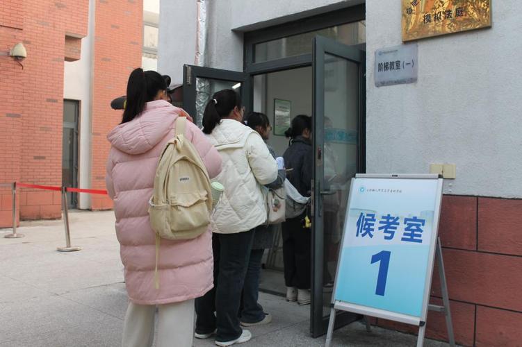 高校综评面试候考室学生等待场景实拍