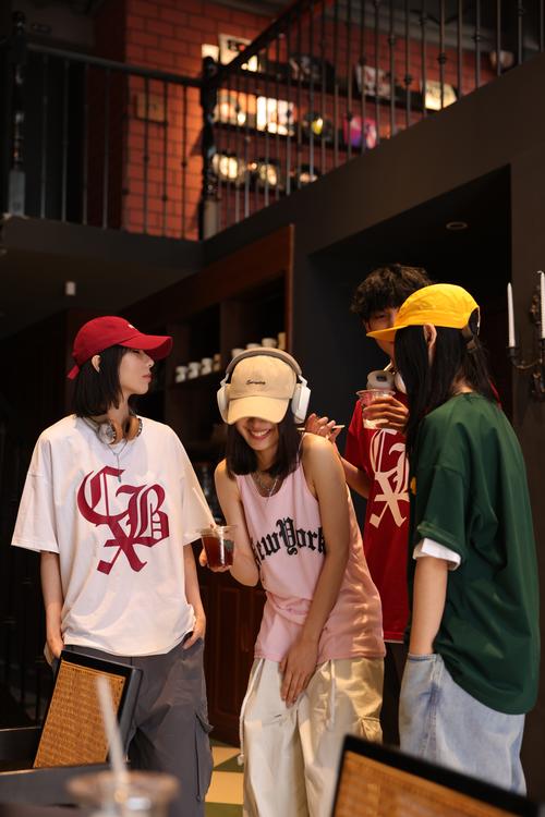 街头年轻人穿潮流品牌聚集打卡照