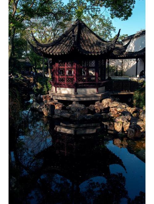 苏州拙政园春季亭台水榭景观