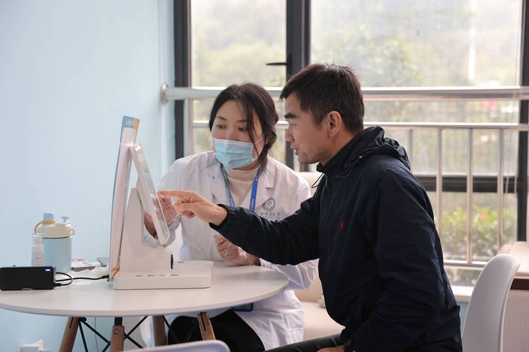 健康管理师给客户做健康咨询场景图