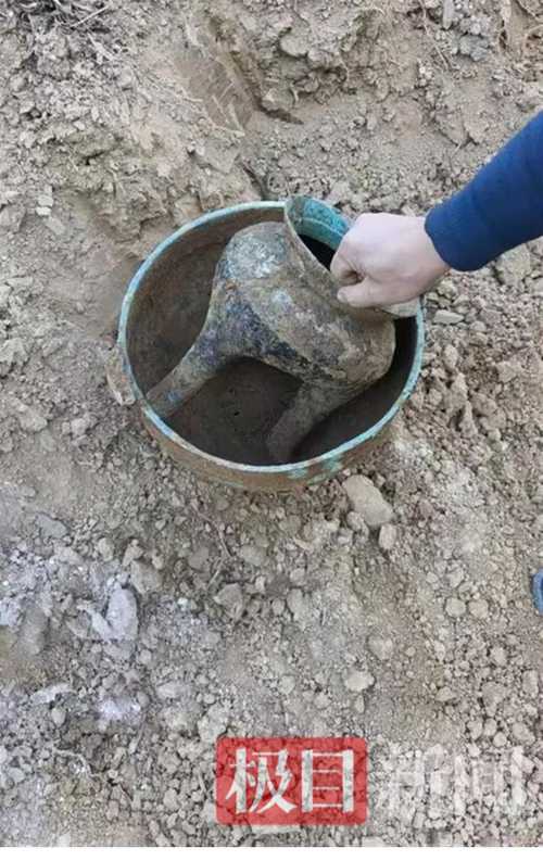 工地施工出土可移动文物青铜残片现场图