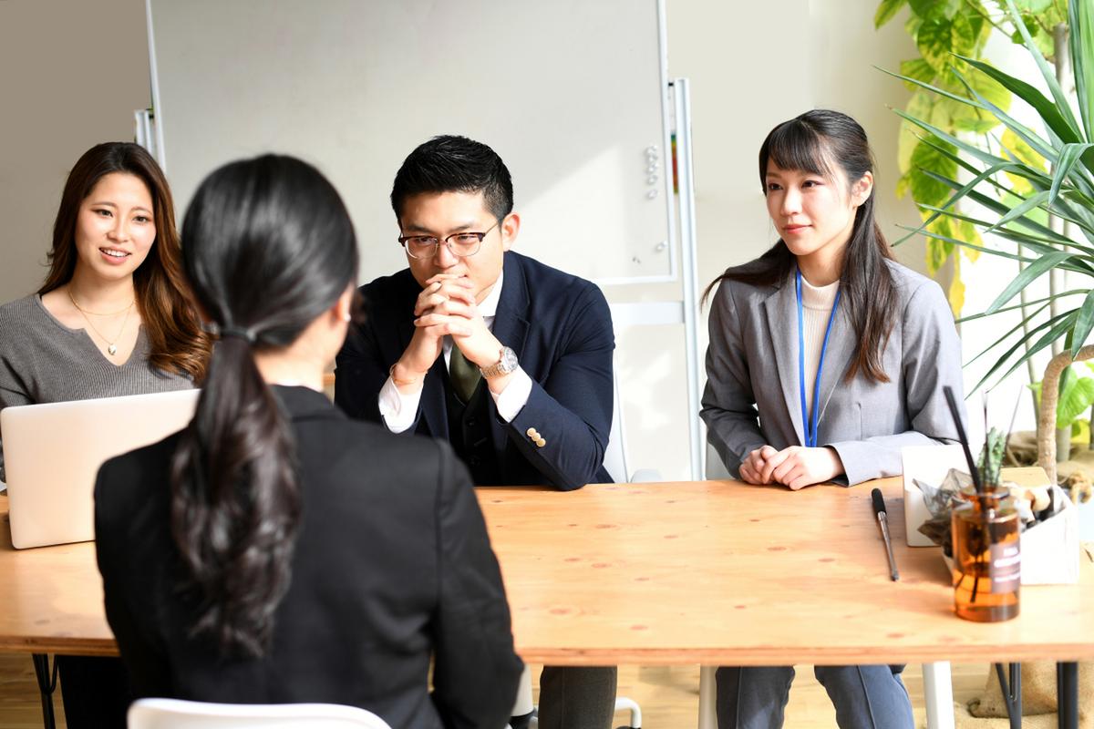 职场人面试观察办公区氛围图片