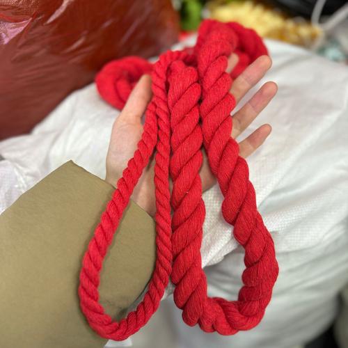 红色棉绳在人体上编织的Shibari艺术