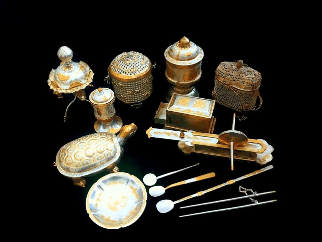 唐代法门寺地宫出土鎏金银茶碾