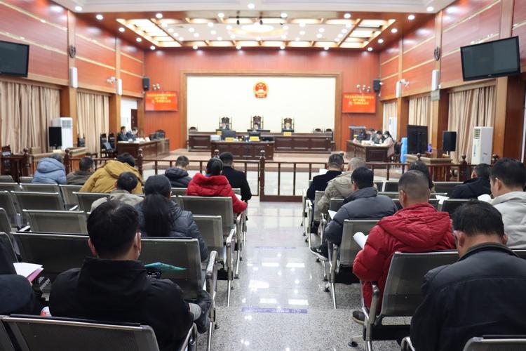 律所债务追偿案件分析会议场景