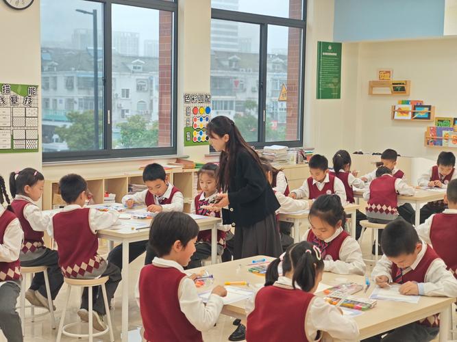新课标下小学艺术素养课堂活动场景