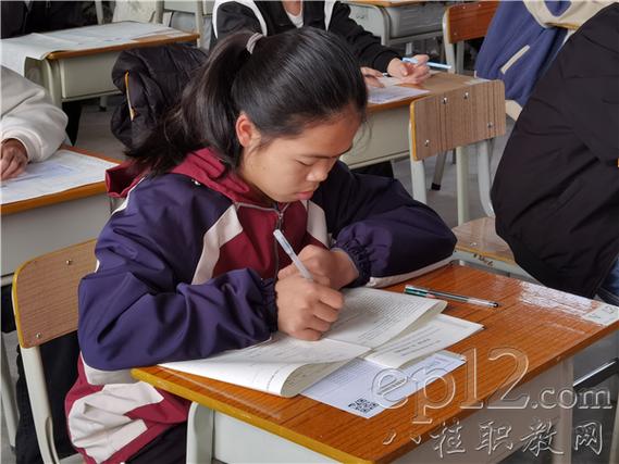 中专对口单招考试现场学生答题