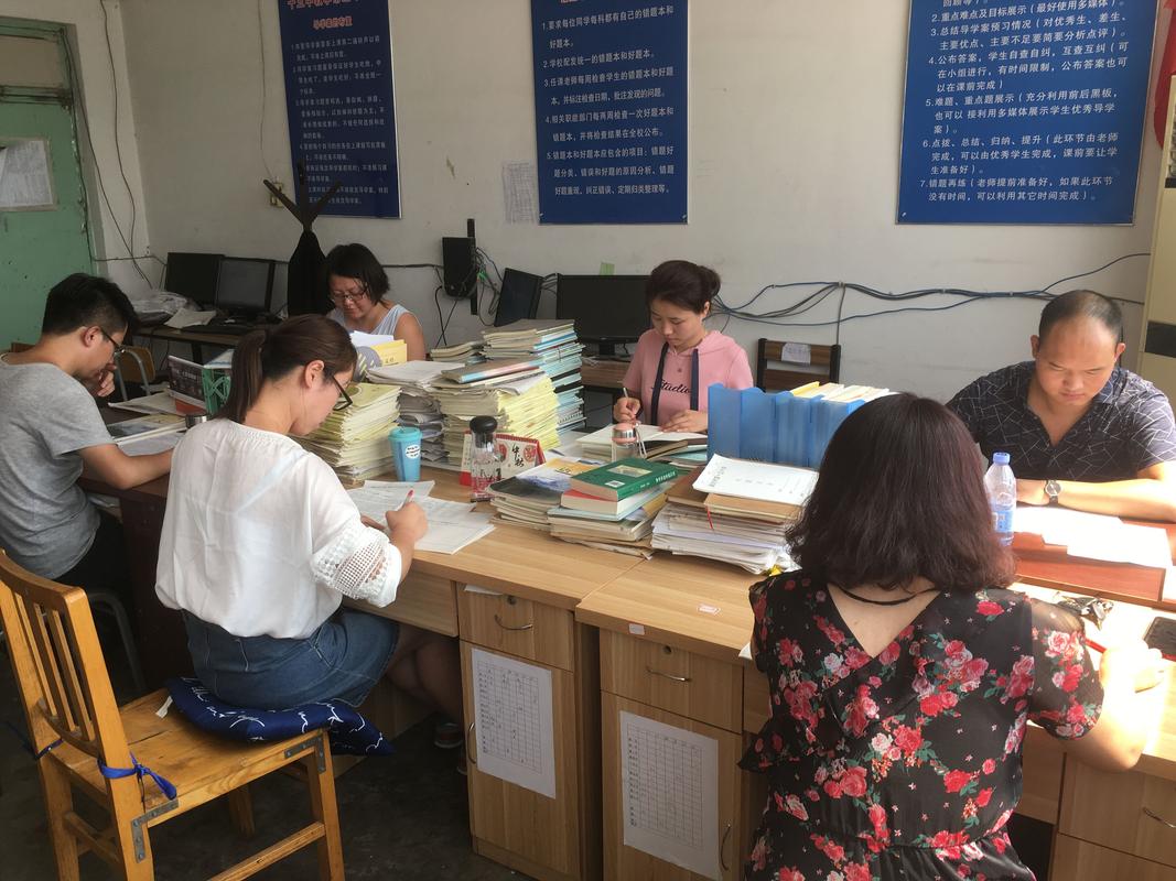 高中教师课间在办公室处理学生问题的真实场景