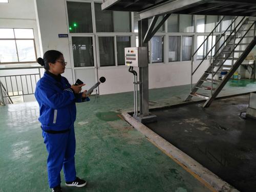 洗瓶机车间操作实拍 噪音检测现场