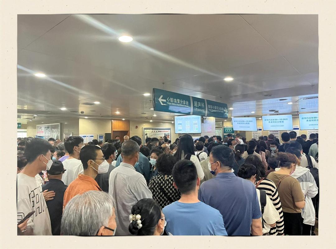 医院体检中心排队等候区的普通市民场景