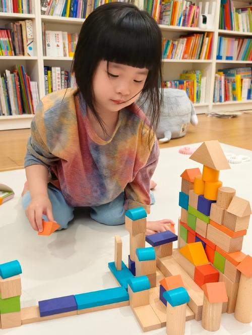 孩子自己安排时间拼积木写作业家庭场景